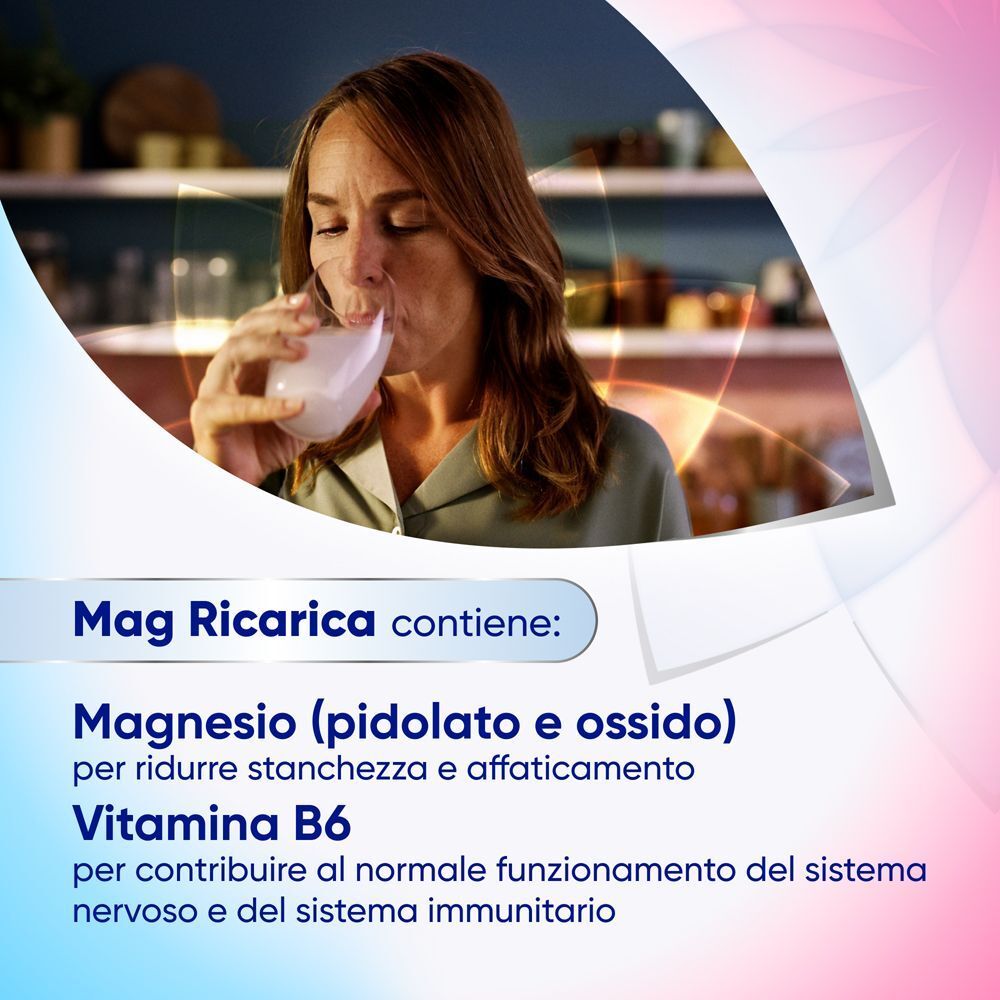 Frau trinkt ein Glas mit Mag Refill Pulver. Enthält Magnesium und Vitamin B6.