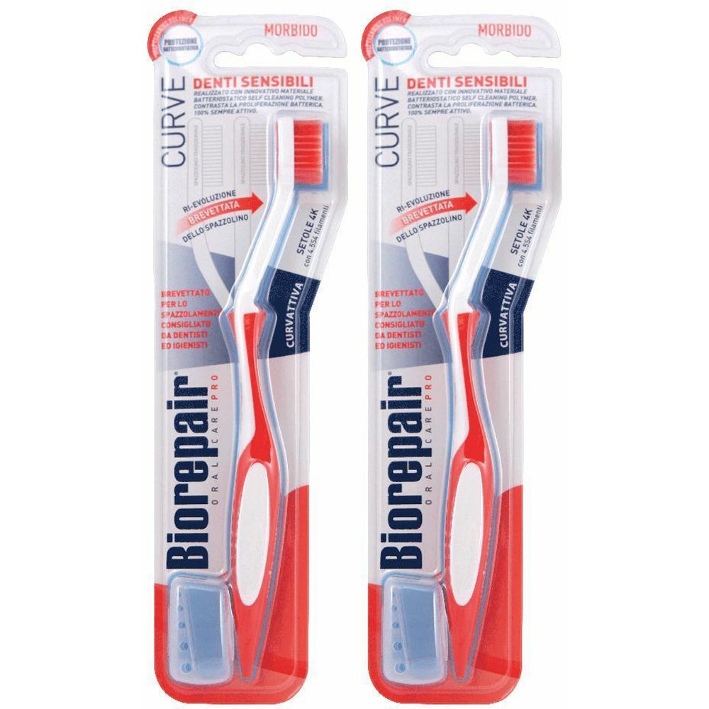Zwei Zahnbürsten in Verpackung. Roter Griff, weißer Bürstenkopf. Marke Biorepair, Schriftzug CURVE und DENTI SENSIBILI.