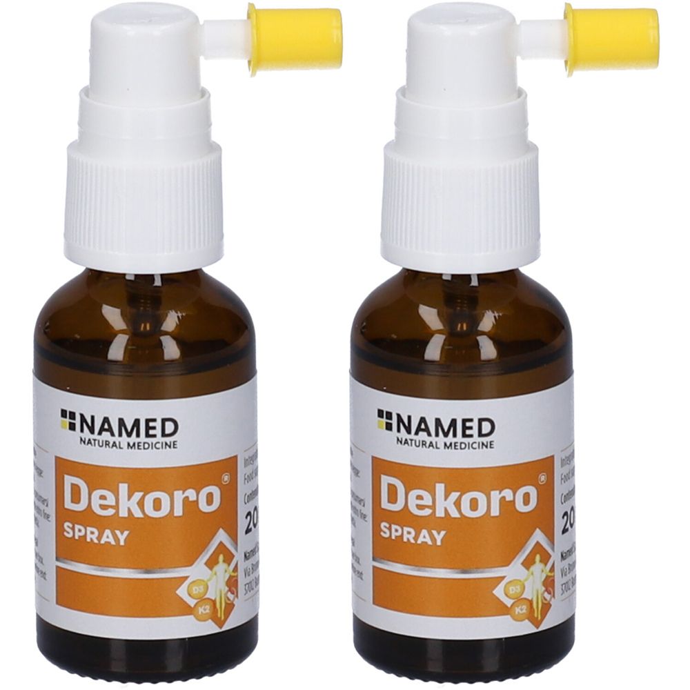 Zwei braune Sprühflaschen mit weißem Sprühkopf und gelber Schutzkappe. Aufschrift: Dekoro Spray, NAMED Natural Medicine.