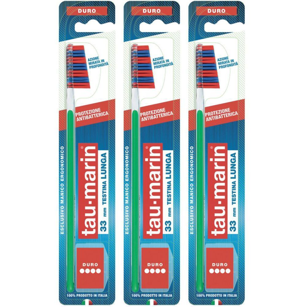 Drei Zahnbürsten in Verpackung. Grüne Griffe, rote und blaue Borsten. Marke tau-marin, Text: 33 mm TESTINA LUNGA.