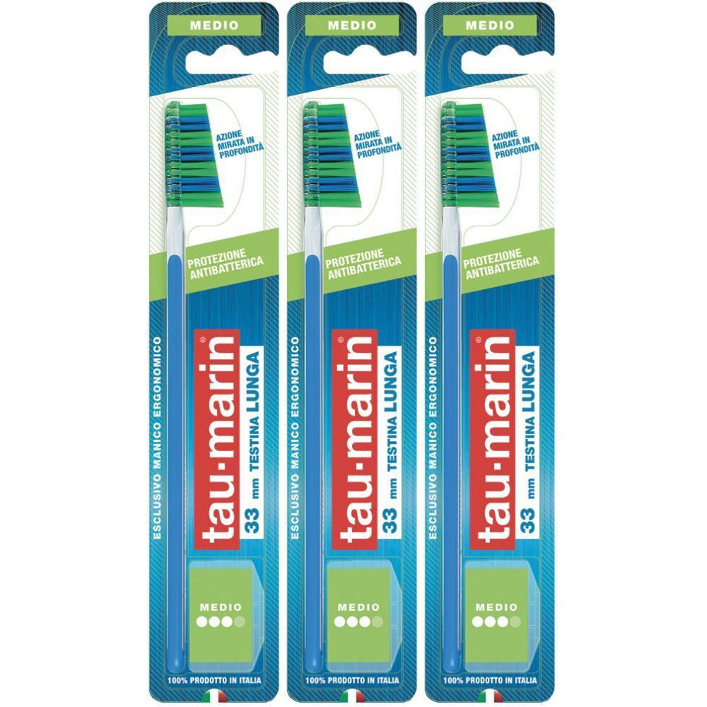 Drei Zahnbürsten in Verpackung. Blaue Griffe, grüne Borsten. Marke: tau-marin, Text: 33 mm TESTINA LUNGA, MEDIO.