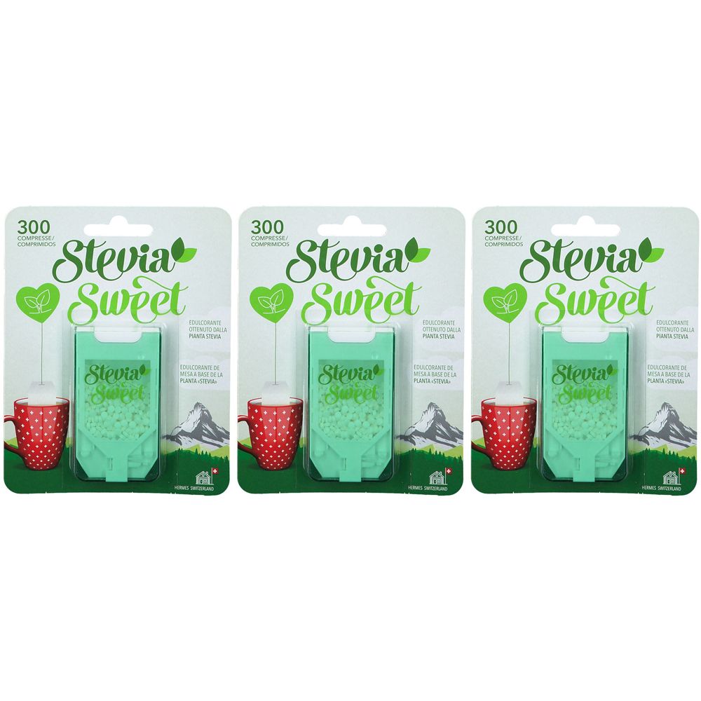Trois emballages de comprimés Stevia Sweet. Chaque emballage contient 300 comprimés. Emballage vert et blanc avec le nom du produit.
