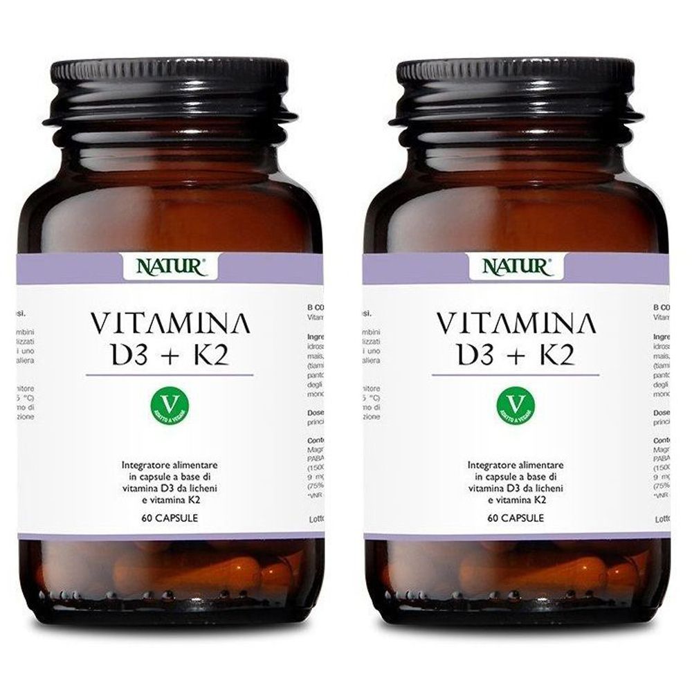 Zwei braune Glasflaschen mit Etiketten. Auf den Etiketten steht "NATUR VITAMINA D3 + K2".