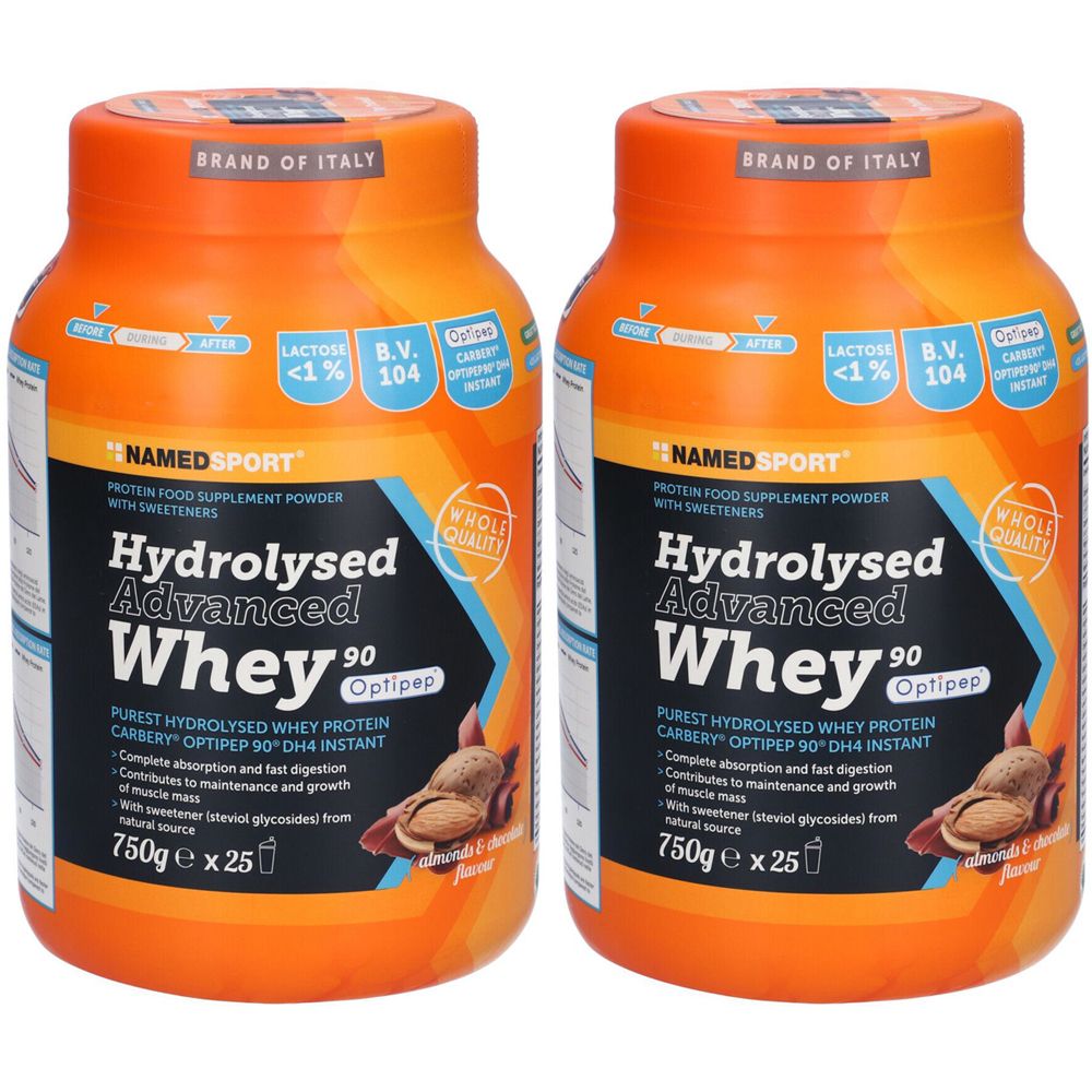 Zwei orangefarbene Dosen mit der Aufschrift "NAMED SPORT Hydrolysed Advanced Whey". Enthält Mandeln und Schokoladenaroma. "BRAND OF ITALY" oben.