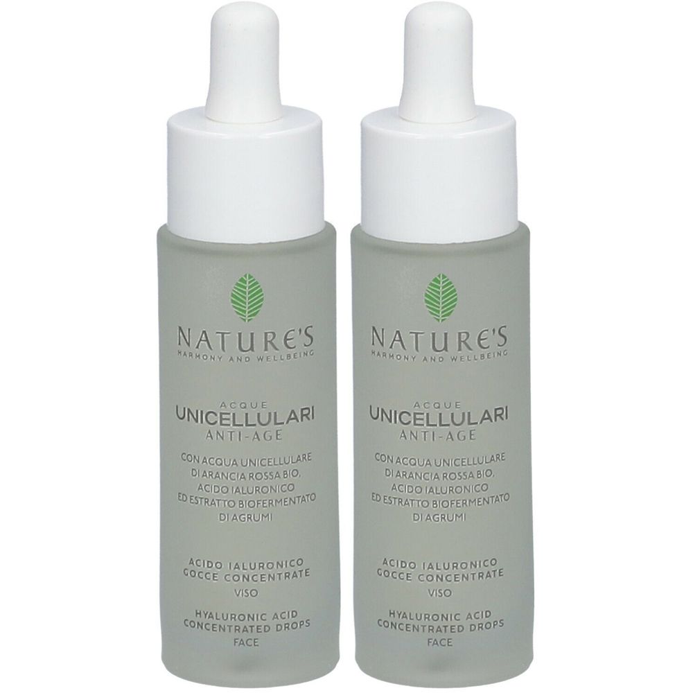 Zwei Flaschen mit weißem Deckel und Pipette. Aufschrift: NATURE'S, UNICELLULARI ANTI-AGE, Acido Ialuronico Gocce Concentrate.