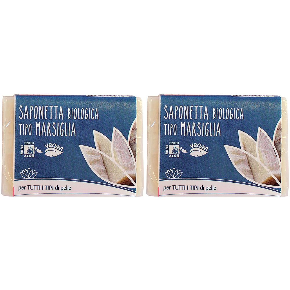 Deux savons emballés avec texte bleu: SAPONETTA BIOLOGICA TIPO MARSIGLIA, vegan. Pour tous types de peau.