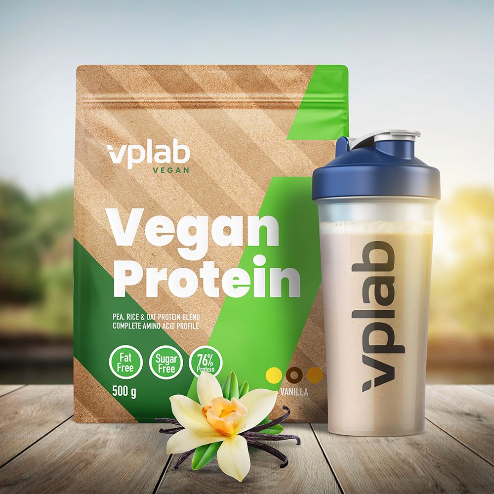 Vplab Vegan Protein Beutel und Shaker auf Holz. Vanilleblüte und Vanilleschote daneben.
