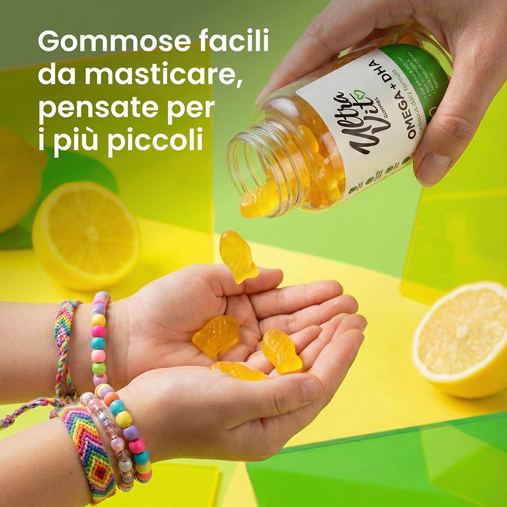 Flasche mit Omega-3-Gummibärchen in Fischform, die in eine Hand gegossen werden. Zitronenscheiben im Hintergrund.