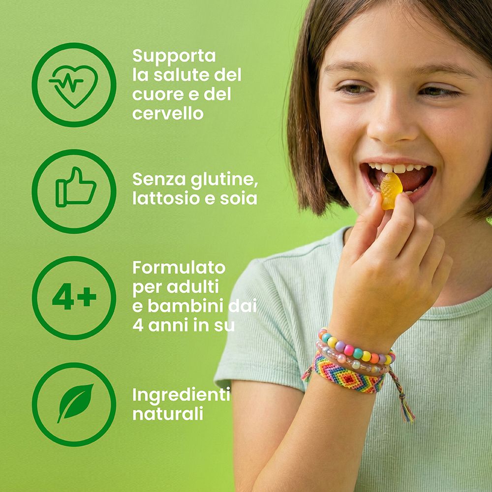Mädchen isst ein Omega+DHA Gummibärchen. Hinweise: Herzgesundheit, glutenfrei, ab 4 Jahren.