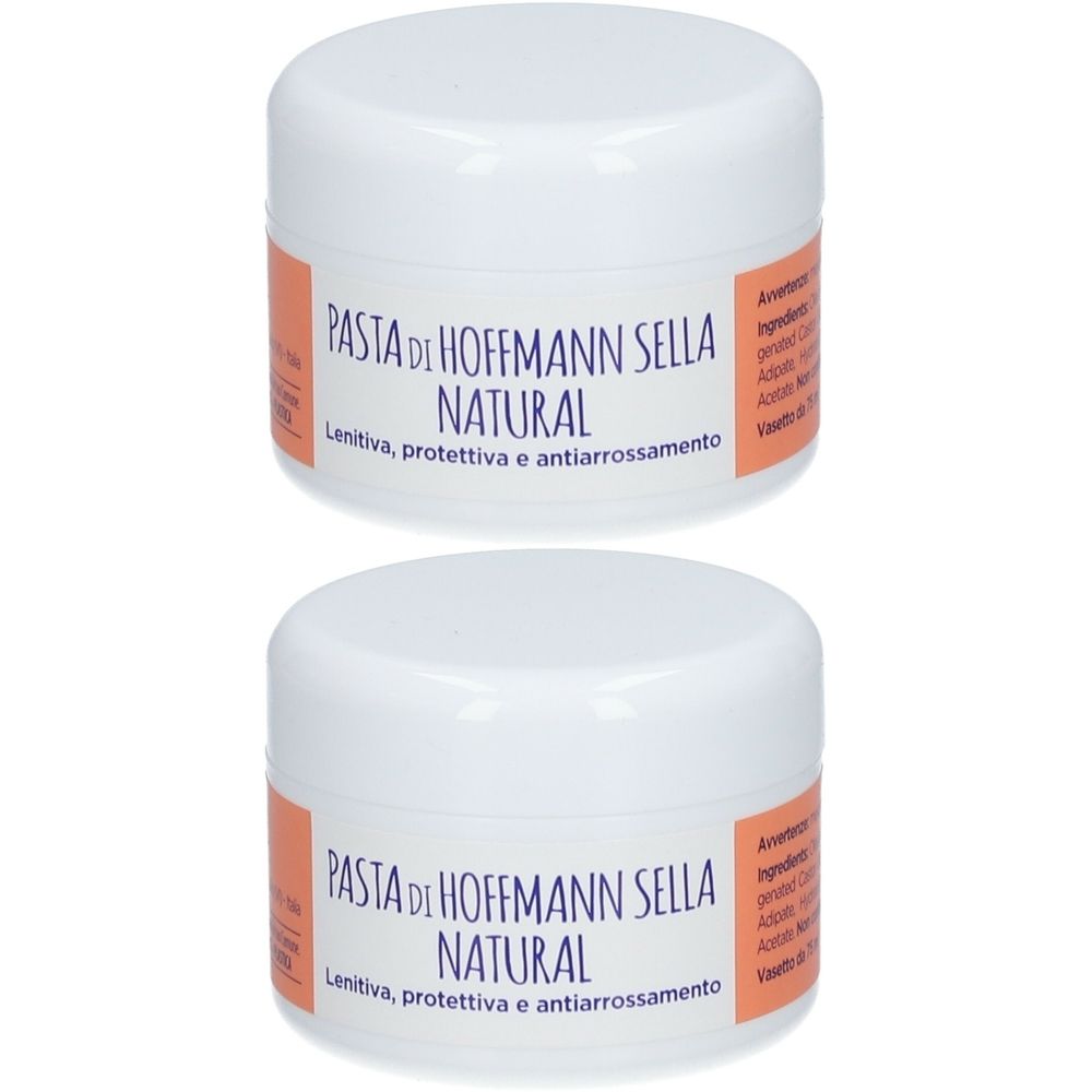 Deux pots blancs avec couvercles. Étiquettes avec texte: PASTA DI HOFFMANN SELLA NATURAL. Lenitiva, protettiva e antiarrossamento.