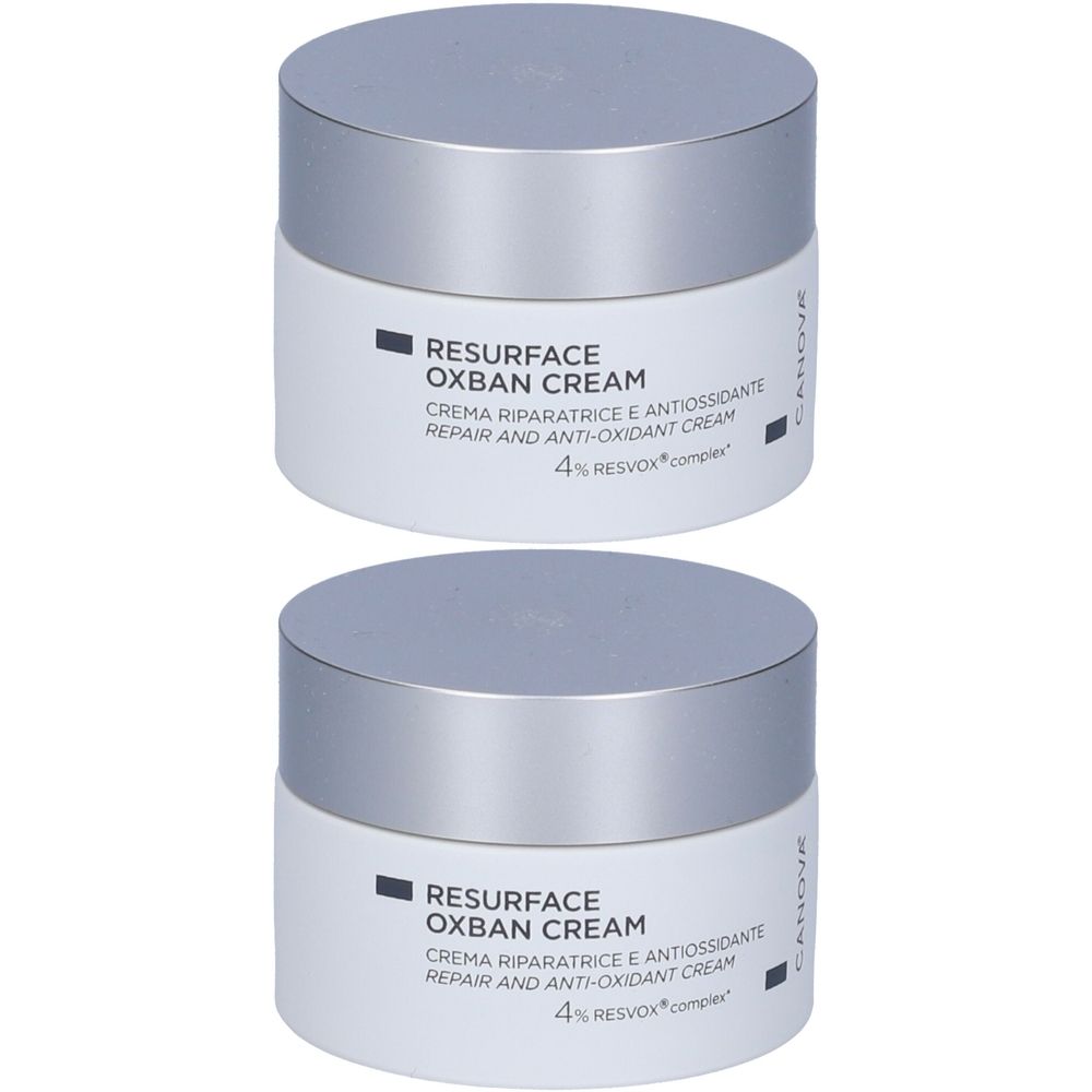 Zwei Cremetiegel mit silberfarbenen Deckeln. Auf den weißen Etiketten steht RESURFACE OXBAN CREAM. Text in italienischer und englischer Sprache.