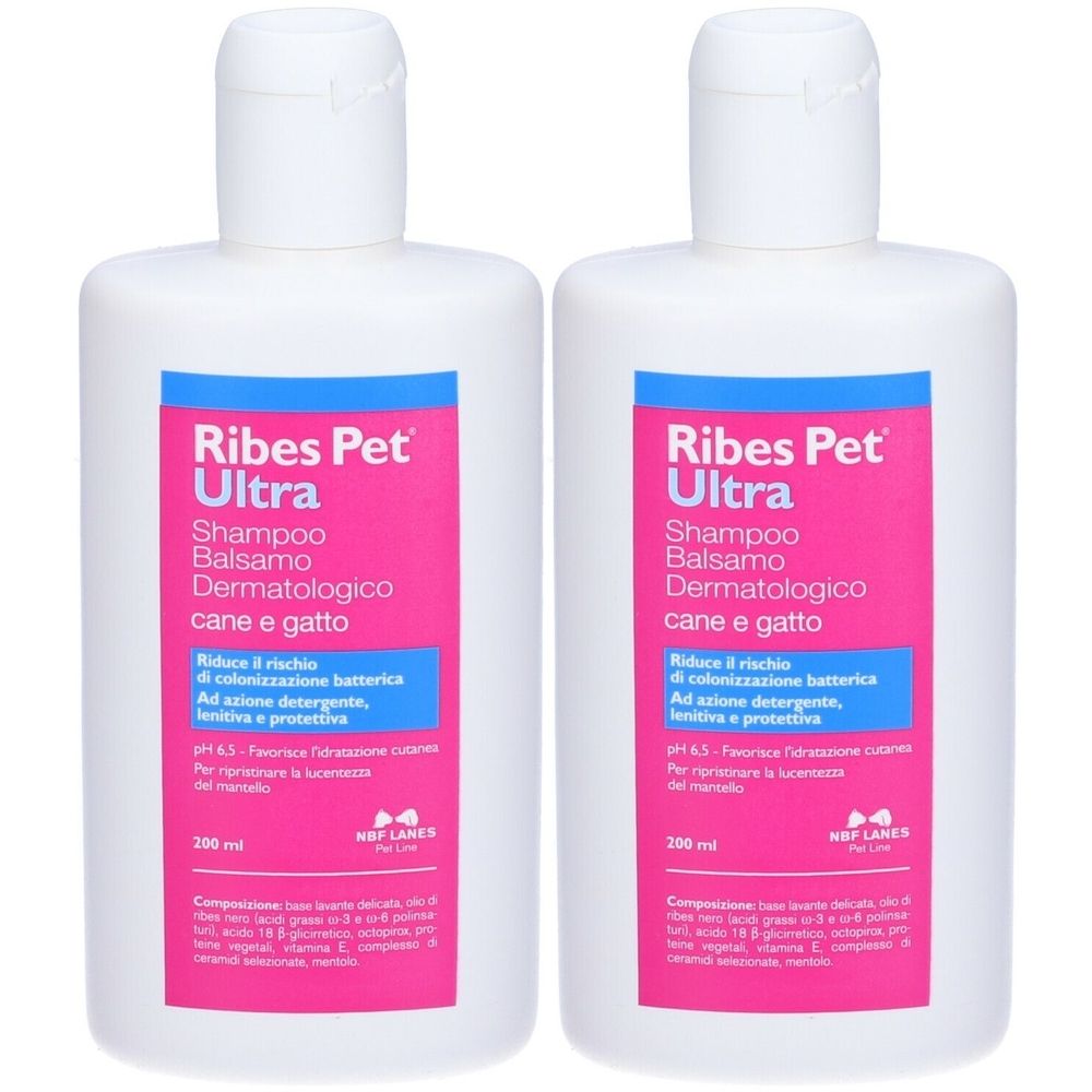 Zwei weiße Flaschen mit rosa Etiketten. Aufschrift: Ribes Pet Ultra Shampoo Balsamo Dermatologico für Hunde und Katzen.