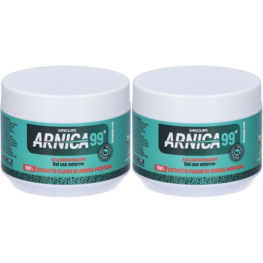 Deux pots blancs avec étiquettes vertes. Inscription: Arnica 99, Gel uso esterno, 100% estratto fluido di arnica montana.