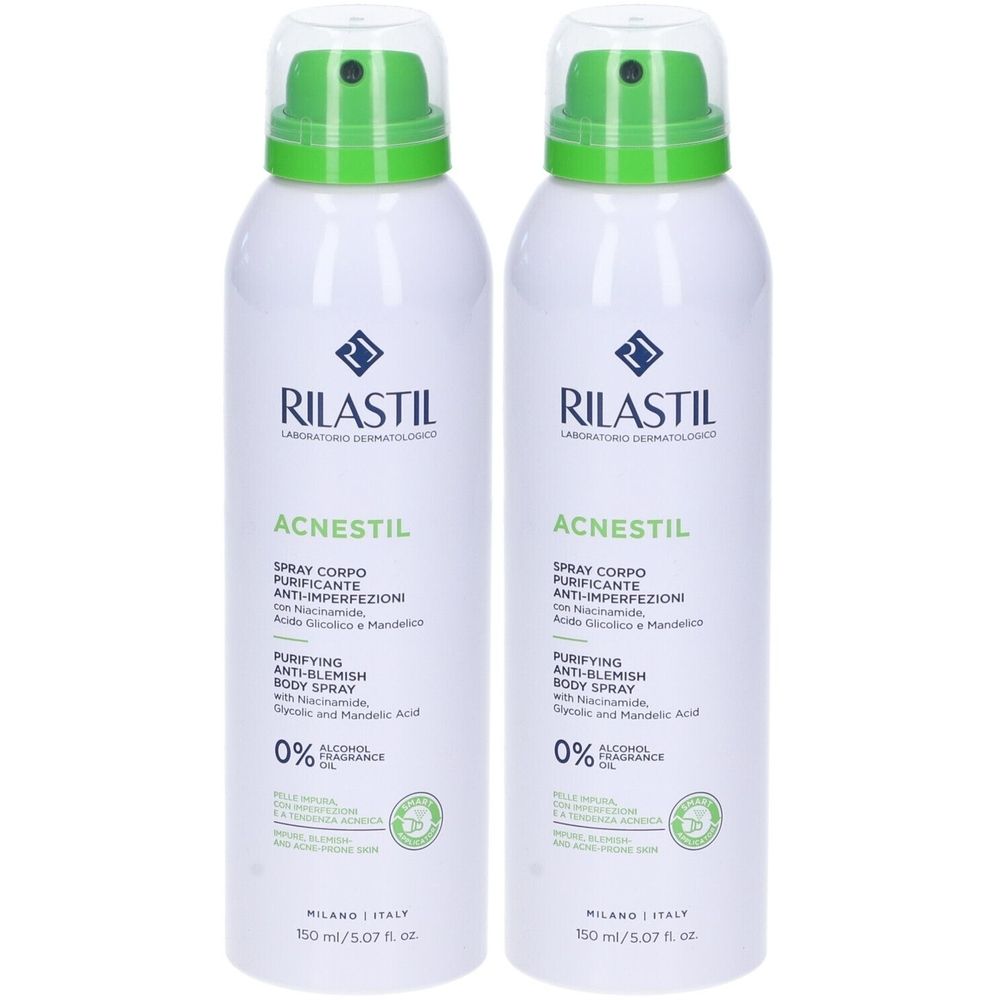 Zwei weiße Sprühflaschen mit grünem Sprühkopf. Aufschrift: Rilastil Acnestil, Spray Corpo, Anti-Imperfektionen. 0% Alkohol, Duftstoffe.