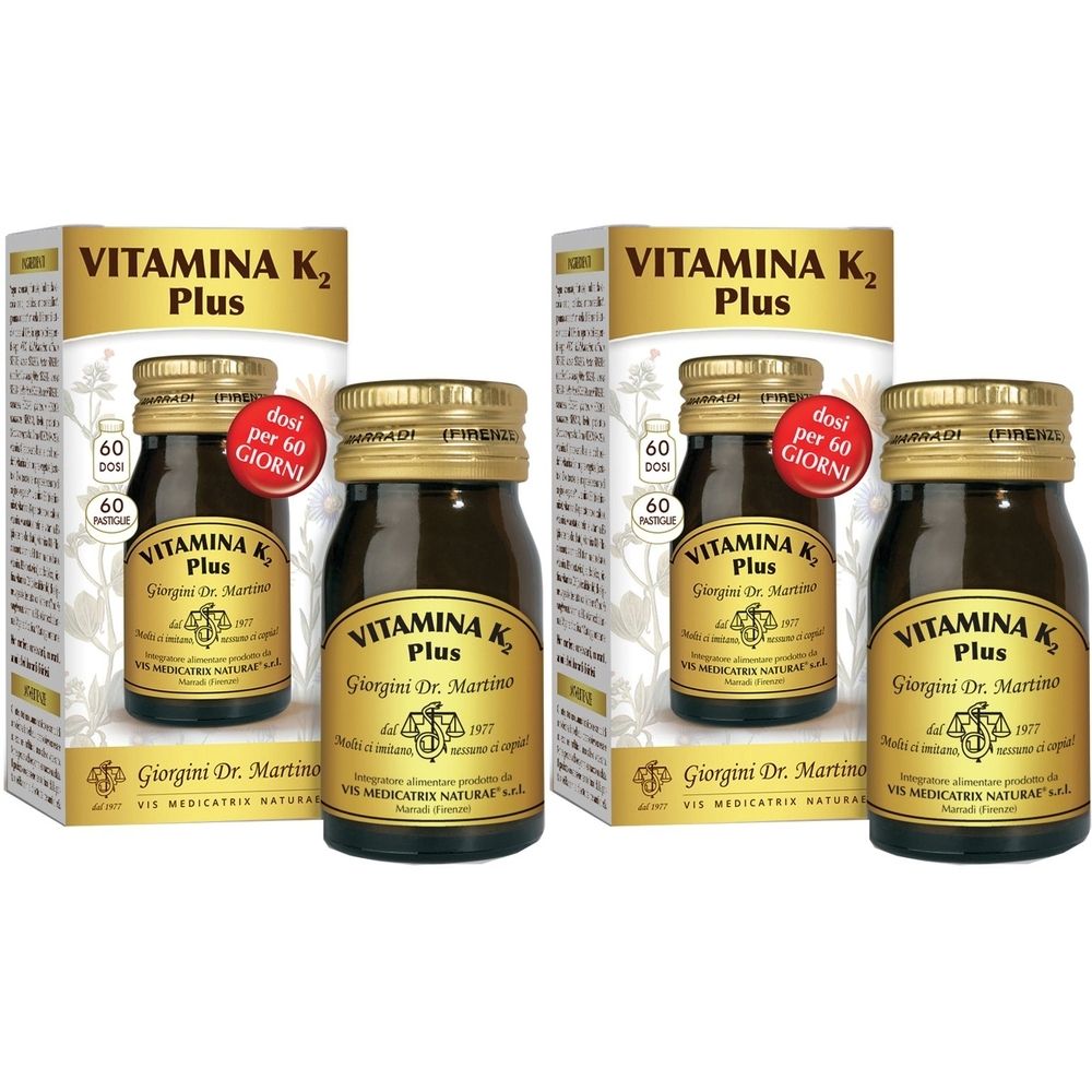 Deux flacons "Vitamina K2 Plus". Flacons en verre brun avec bouchon doré et emballage cartonné.