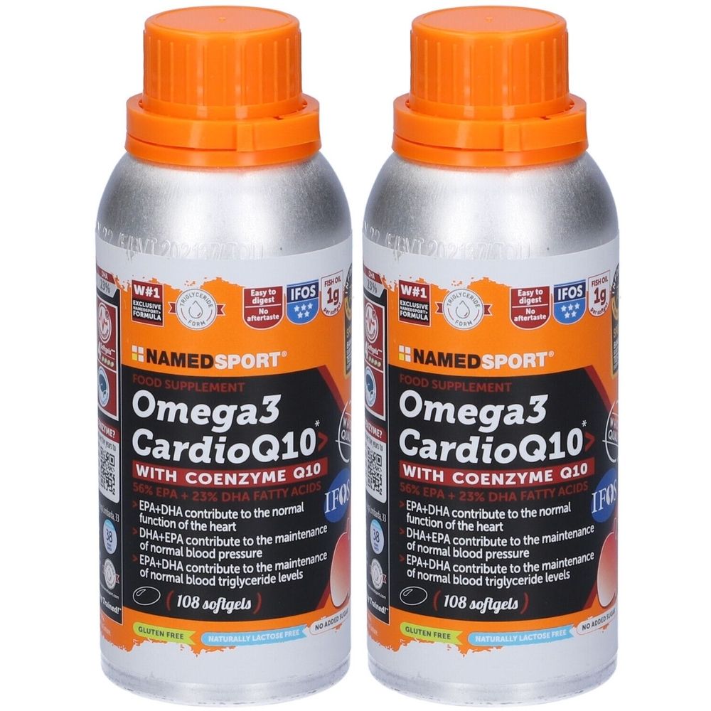 Zwei Flaschen NAMEDSPORT Omega3 CardioQ10. Silberne Flaschen mit orangefarbenen Deckeln. Aufschrift Omega3 CardioQ10 und Logos.