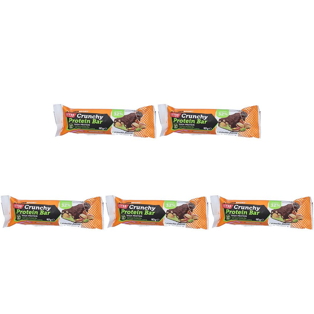 Cinq barres protéinées emballées en orange. Inscription : Crunchy Protein Bar. Représentation d'une barre avec chocolat et noix.