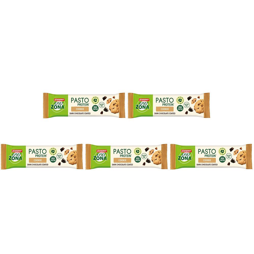 Fünf Proteinriegel. Grün-braune Verpackung mit Produktnamen und Cookie-Abbildung. Aufschrift: PASTO PROTEIN COOKIE.