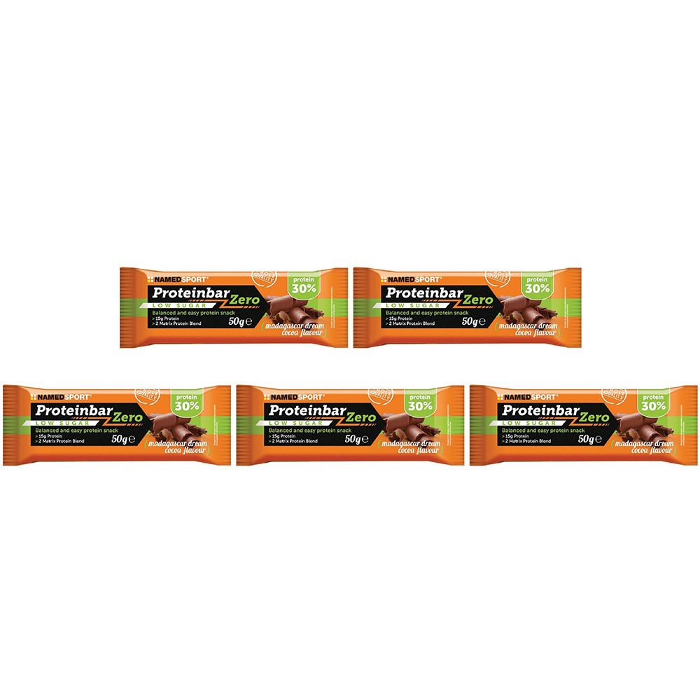 Fünf Proteinriegel in orangefarbener Verpackung. Aufschrift: Proteinbar Zero, 30%. Abbildung von Schokolade. Marke: NamedSport.