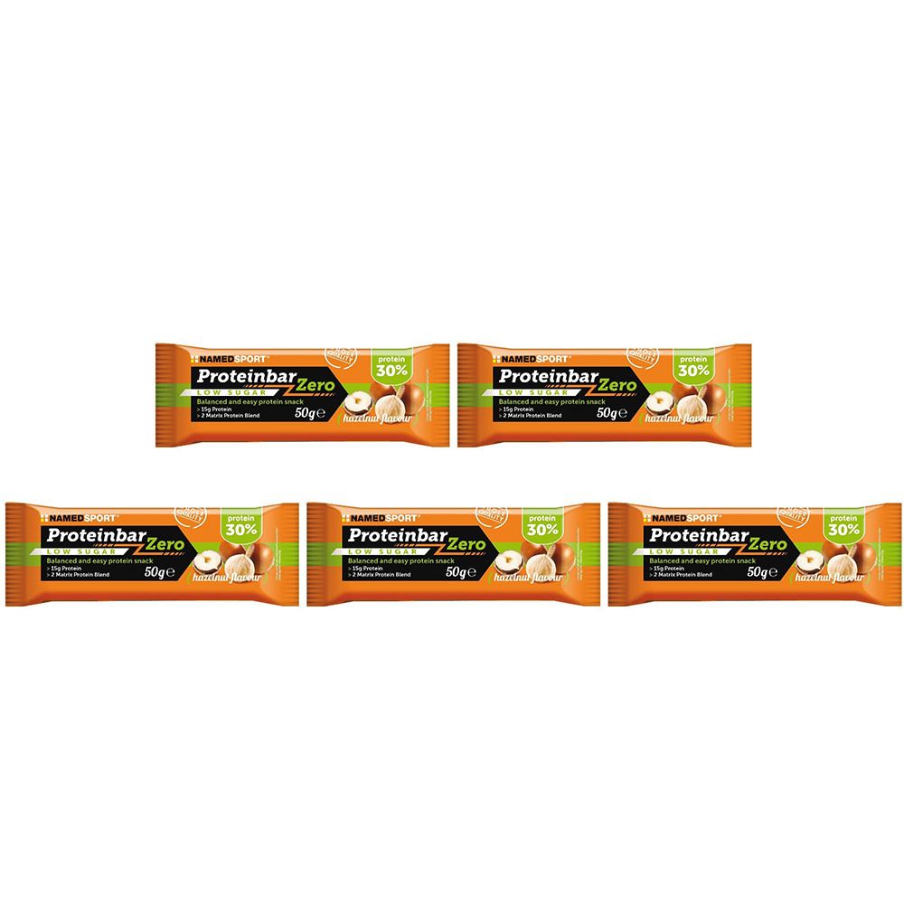 Fünf Proteinriegel in orangefarbener Verpackung. Aufschrift: Proteinbar Zero, 30%, 50g. Abbildung von Haselnüssen. Marke: Namedsport.