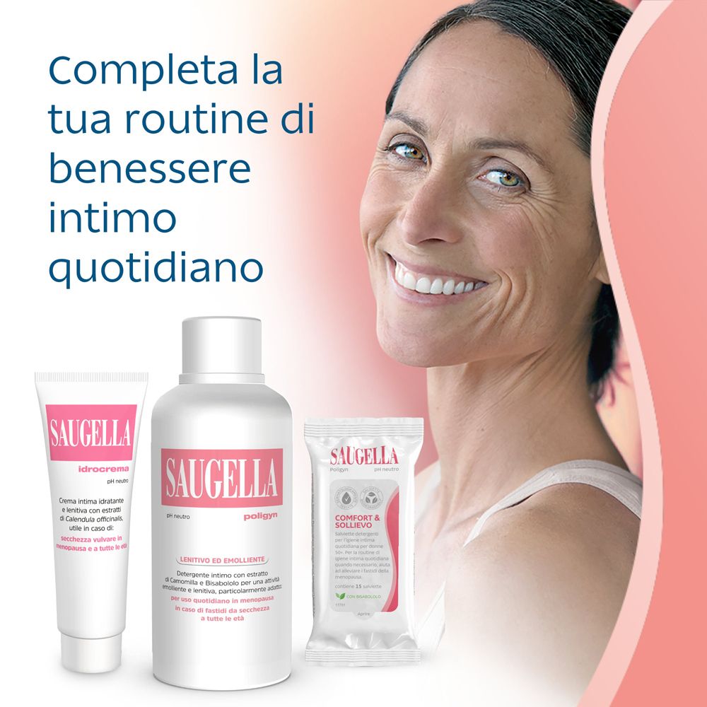 Trois produits : Saugella lotion intime, lingettes et un flacon Saugella poligyn. Femme souriante.