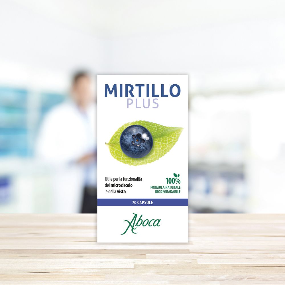 Mirtillo Plus-Verpackung. Blaubeere auf Blatt. 70 Kapseln. Aboca-Logo. 100% natürliche Formel. Hintergrund unscharf.