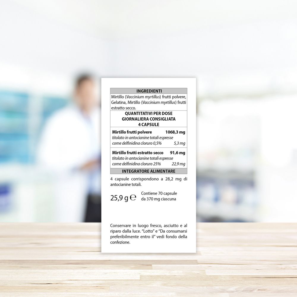 Rückseite der Mirtillo Plus-Verpackung. Zutaten, Dosierung, Inhaltsstoffe. 70 Kapseln. Hintergrund unscharf.