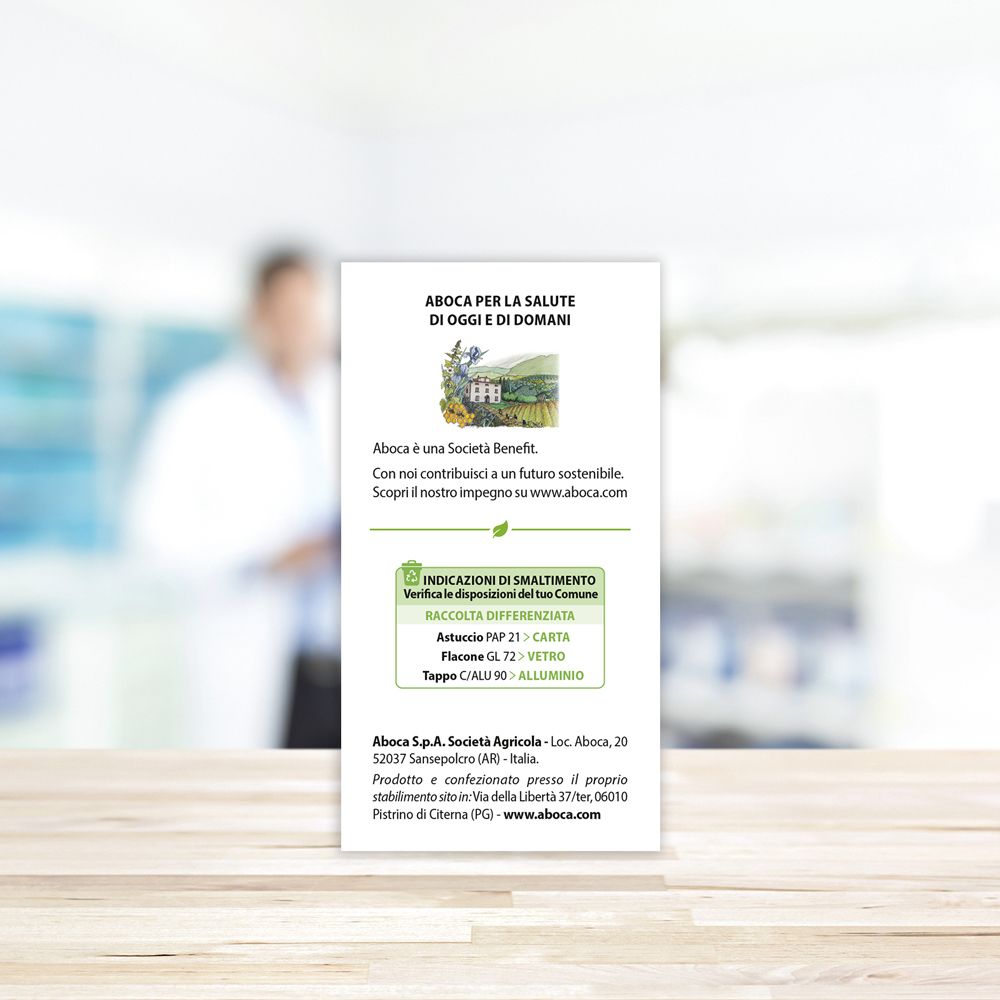 Rückseite der Mirtillo Plus-Verpackung. Informationen zu Aboca. Informationen zur Entsorgung. Hintergrund unscharf.