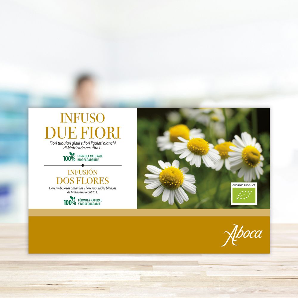 Verpackung mit Aufdruck. Aufschrift "Infuso Due Fiori". Bild von Kamillenblüten. Marke "Aboca". Bio-Siegel.