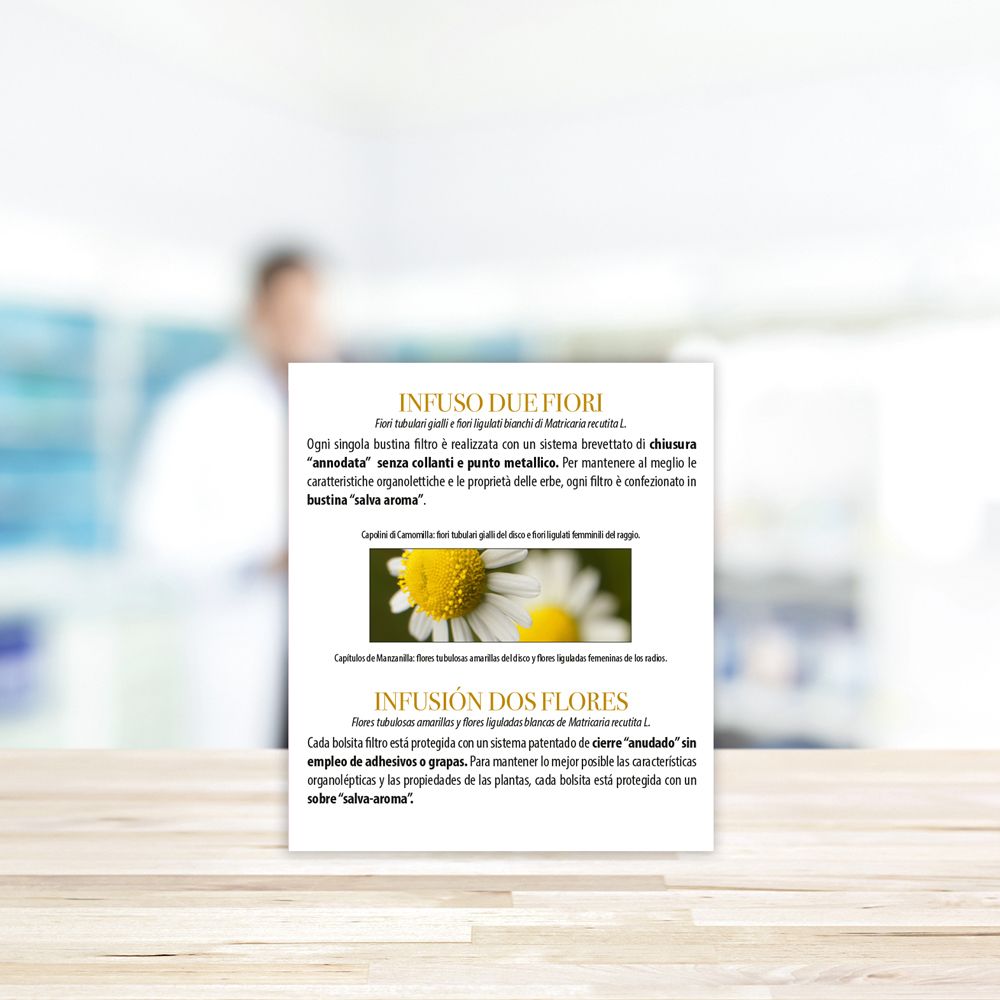 Verpackung mit Text. Aufschrift "Infuso Due Fiori". Bild von Kamillenblüten. Beschreibung der Teebeutel.