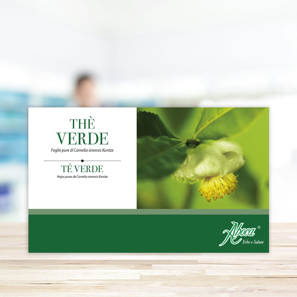 Werbetafel mit grüner Tee-Verpackung. Aufschrift: Thé Verde, Te Verde. Aboca-Logo. Hintergrund: verschwommene Person.