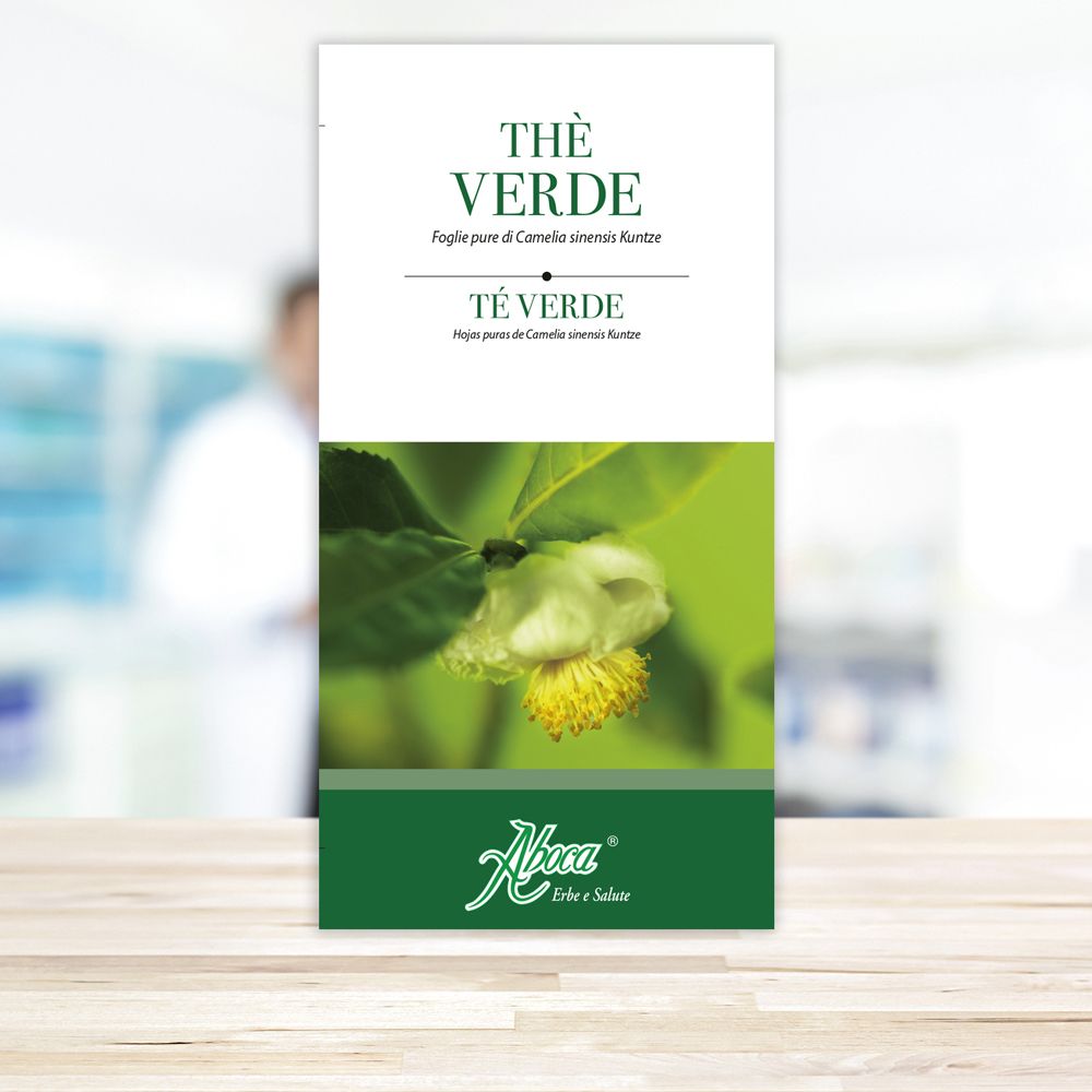 Schmale Werbetafel mit grüner Tee-Verpackung. Aufschrift: Thé Verde, Te Verde. Aboca-Logo. Hintergrund: verschwommene Person.