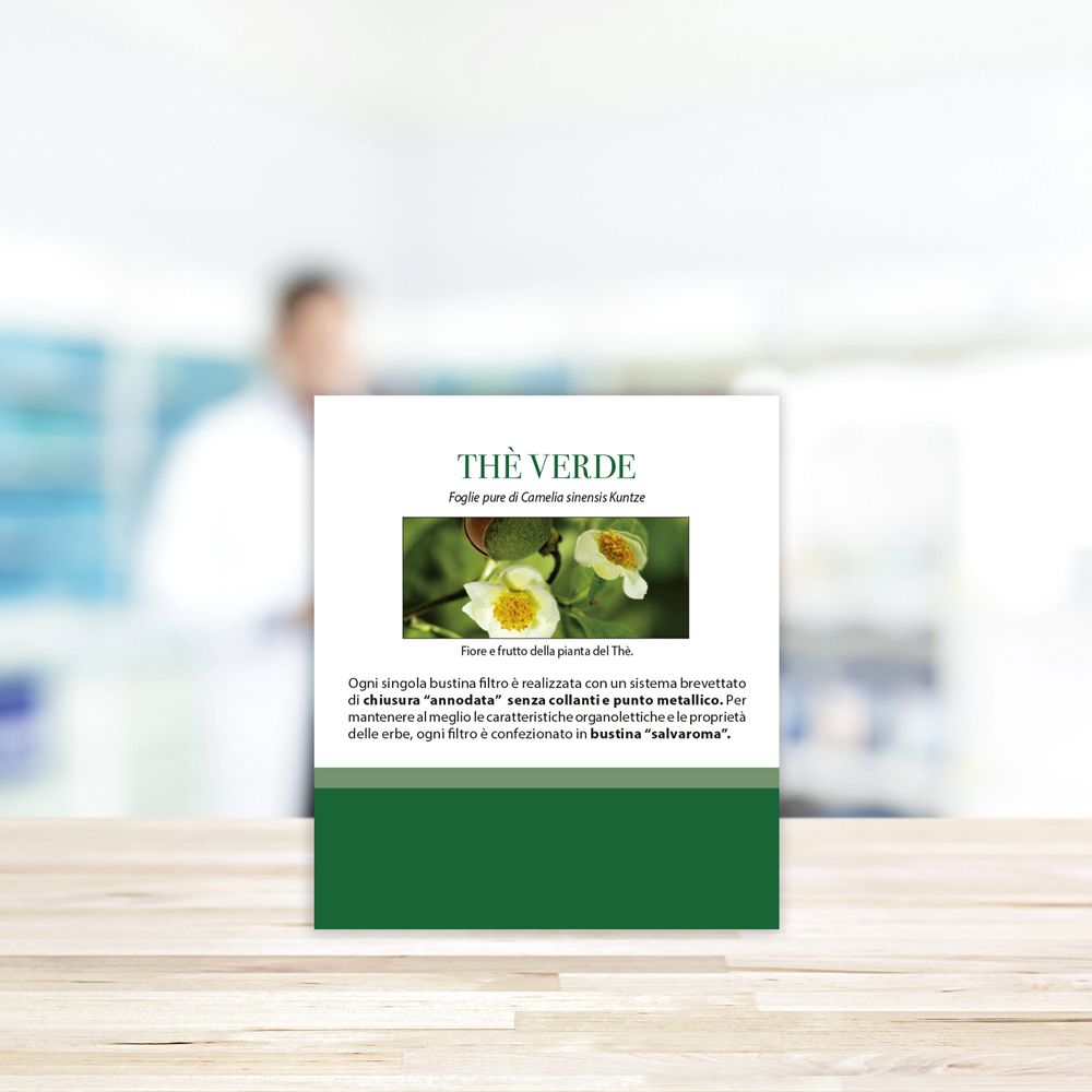 Werbetafel mit grüner Tee-Verpackung. Aufschrift: Thé Verde, Te Verde. Aboca-Logo. Bild von Blüten.
