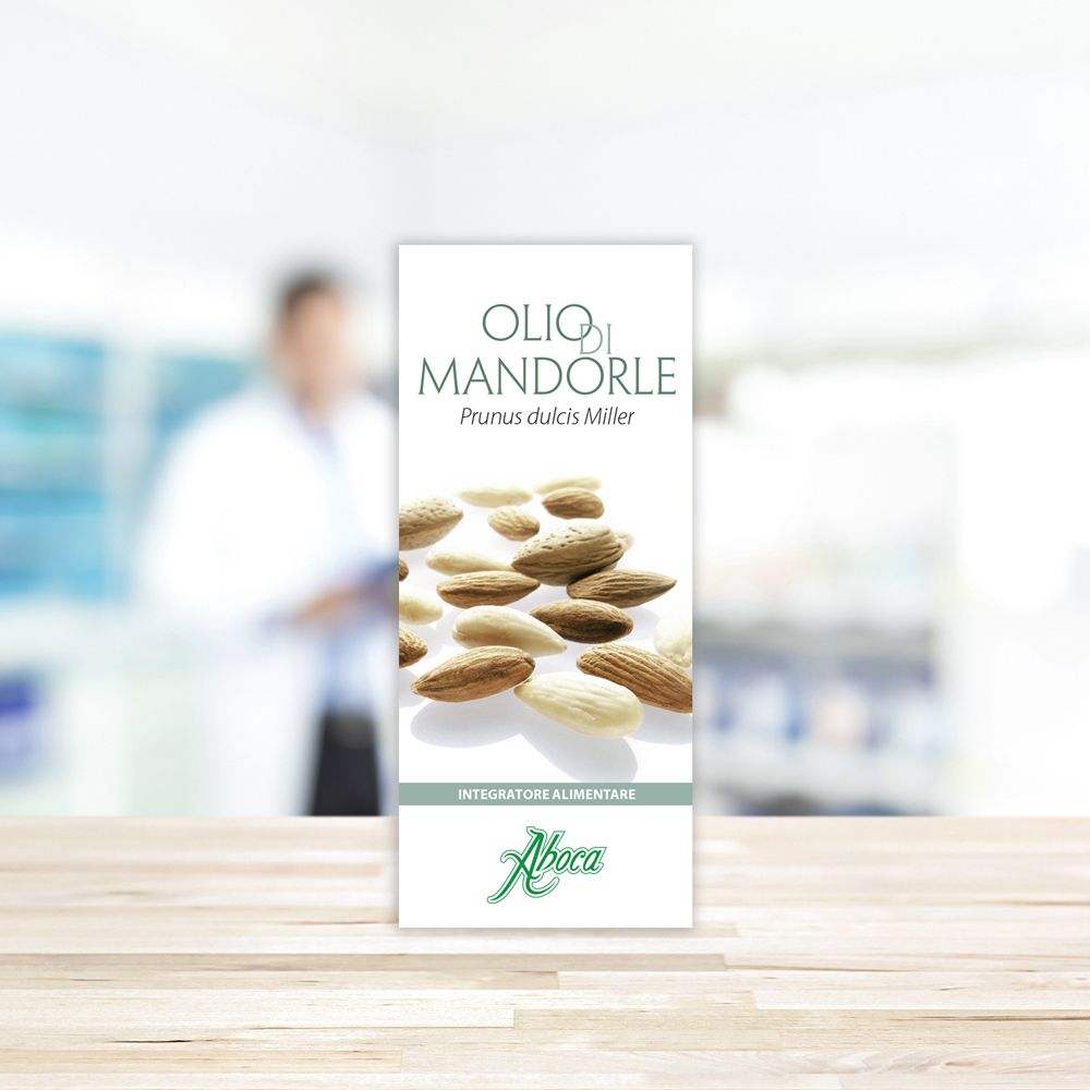 Publicité du produit avec nom et amandes. Marque : Aboca. Arrière-plan : pharmacie floue.