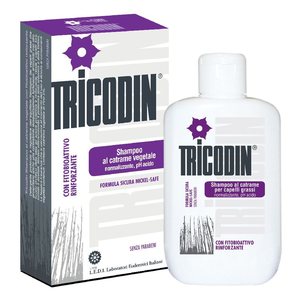 Weiße Flasche und Schachtel mit Aufschrift Tricodin Shampoo. Lila Akzente. Text: Shampoo al catrame vegetale.