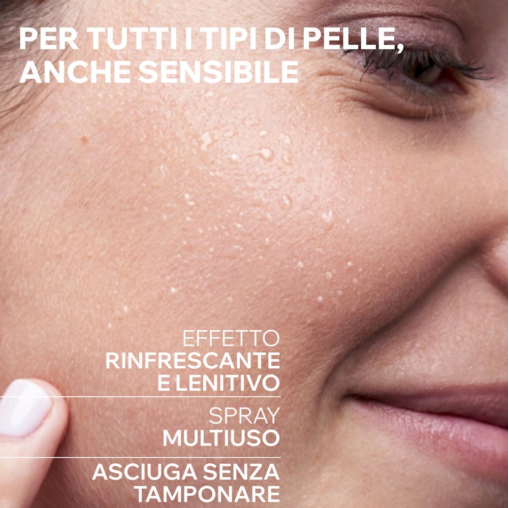 Visage avec gouttelettes d'eau. Texte: Effetto Rinfrescante e Lenitivo, Spray Multiuso, Asciuga senza tamponare. Pour tous types de peau.