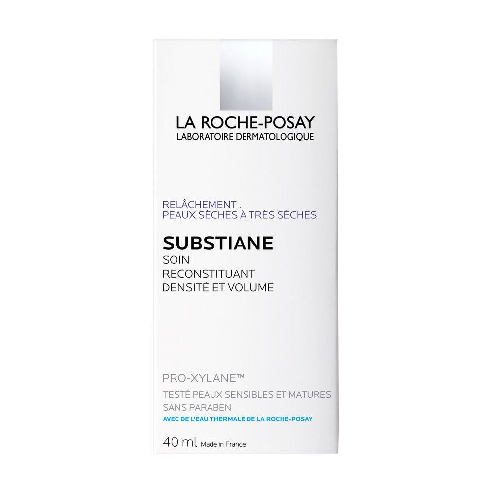Texture crème. Crème blanche sur fond blanc. Surface lisse et brillante. Forme de fleur.