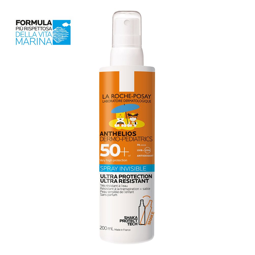 Flacon spray blanc et orange. Inscription: Anthelios Dermo-Kids 50+ Spray. Logo 'Formula più rispettosa della vita marina'.