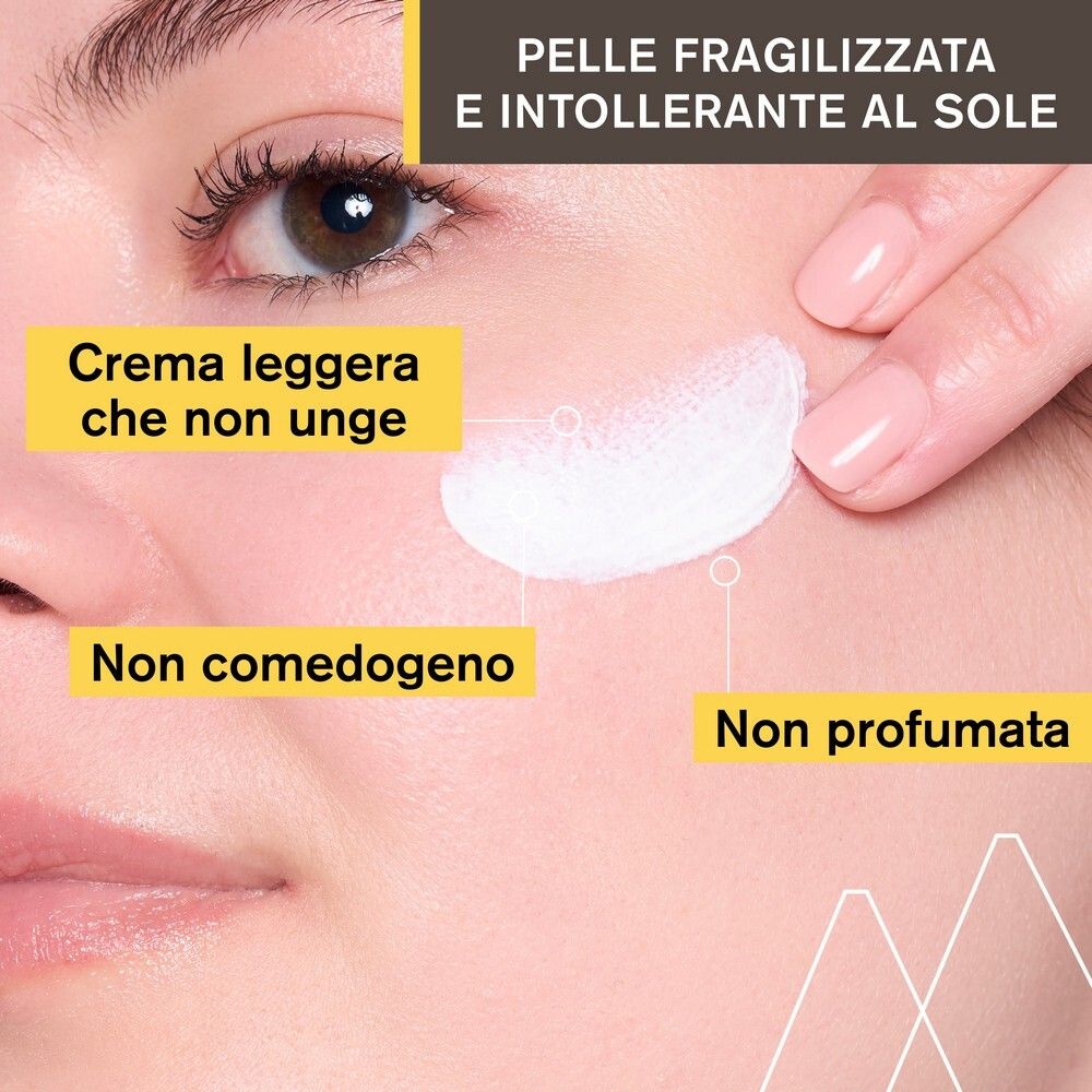 Gros plan d'une femme appliquant de la crème sur son visage. Texte : Non comédogène, non parfumé.