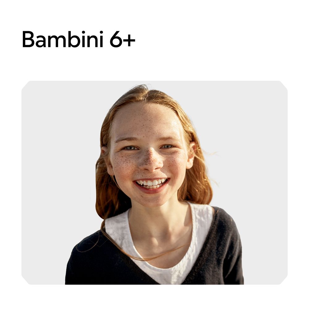 Jeune fille souriante avec taches de rousseur, 6+ ans.