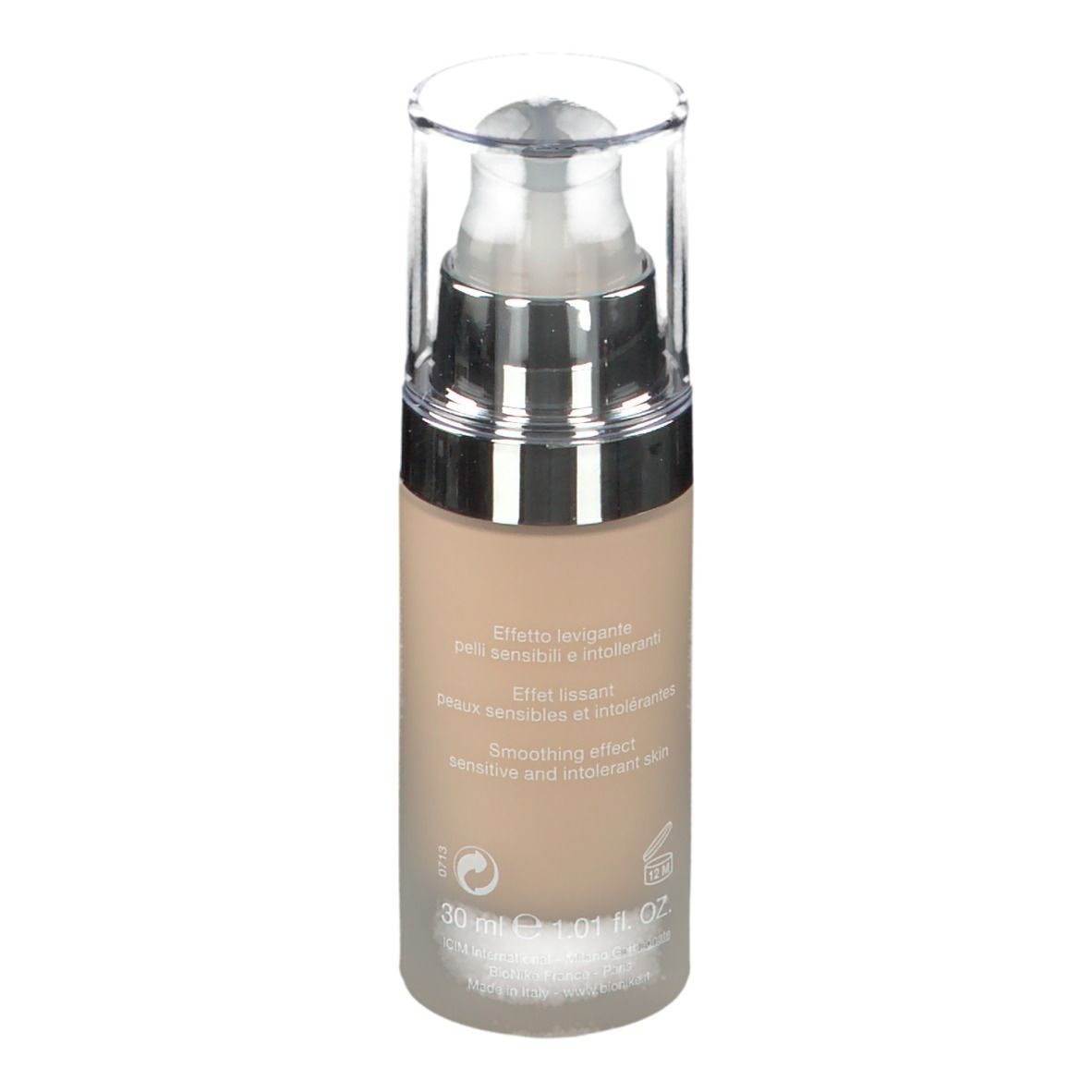 Foundation-Flakon mit silbernem Pumpkopf. Aufschrift: 30 ml, 1.01 fl. oz. Text: Effetto levigante, pelli sensibili e intolleranti.