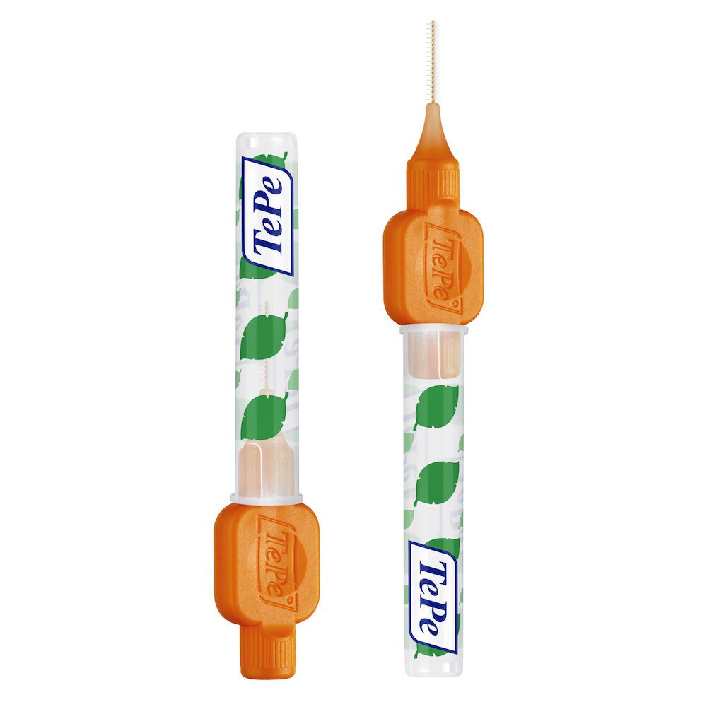Interdentalbürste mit Schutzhülle. Orangefarbener Griff, transparente Hülle mit grünen Blättern. Marke TePe.