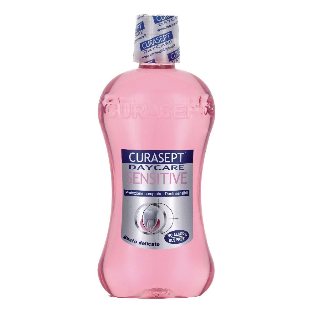 Flacon rose avec étiquette CURASEPT DAYCARE Sensitive. Sans alcool, sans SLS.
