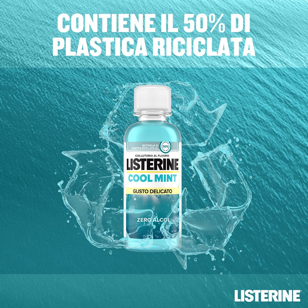 Blaues Mundwasser in einer Flasche. Text: Enthält 50% recyceltes Plastik. Listerine Cool Mint.