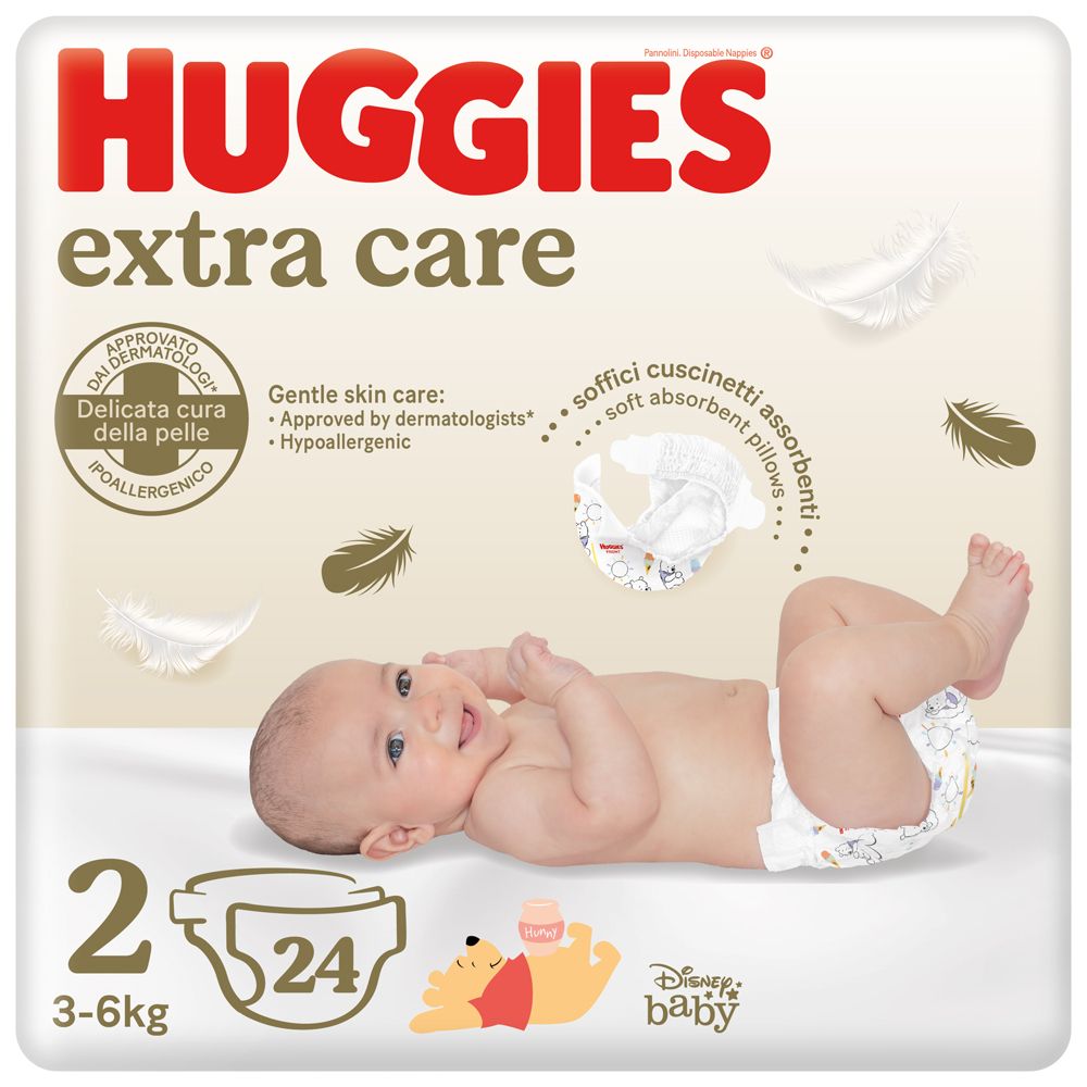 Huggies Extra Care Windeln, Größe 2, 3-6 kg. Baby liegt auf der Verpackung. Aufdrucke: Winnie Puuh, dermatologisch getestet.