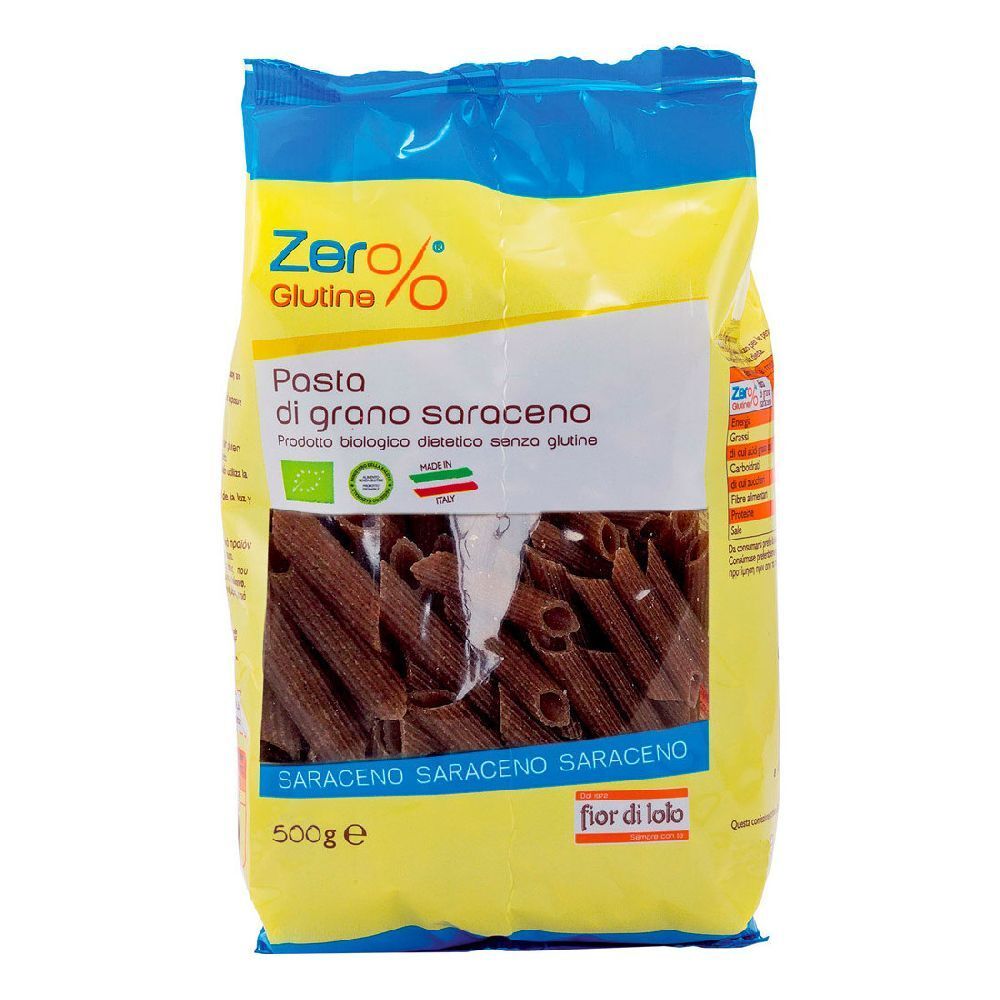 Verpackung mit braunen Penne-Nudeln aus Buchweizen. Aufschrift: Zero% Glutine, Pasta di grano saraceno, 500g.