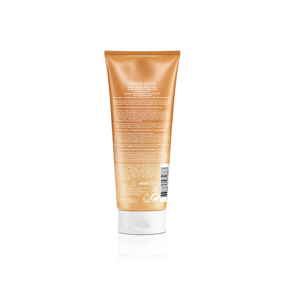 Rückseite einer goldfarbenen Sonnenmilch-Gel-Tube mit weißem Verschluss. Textinformationen und Logos.