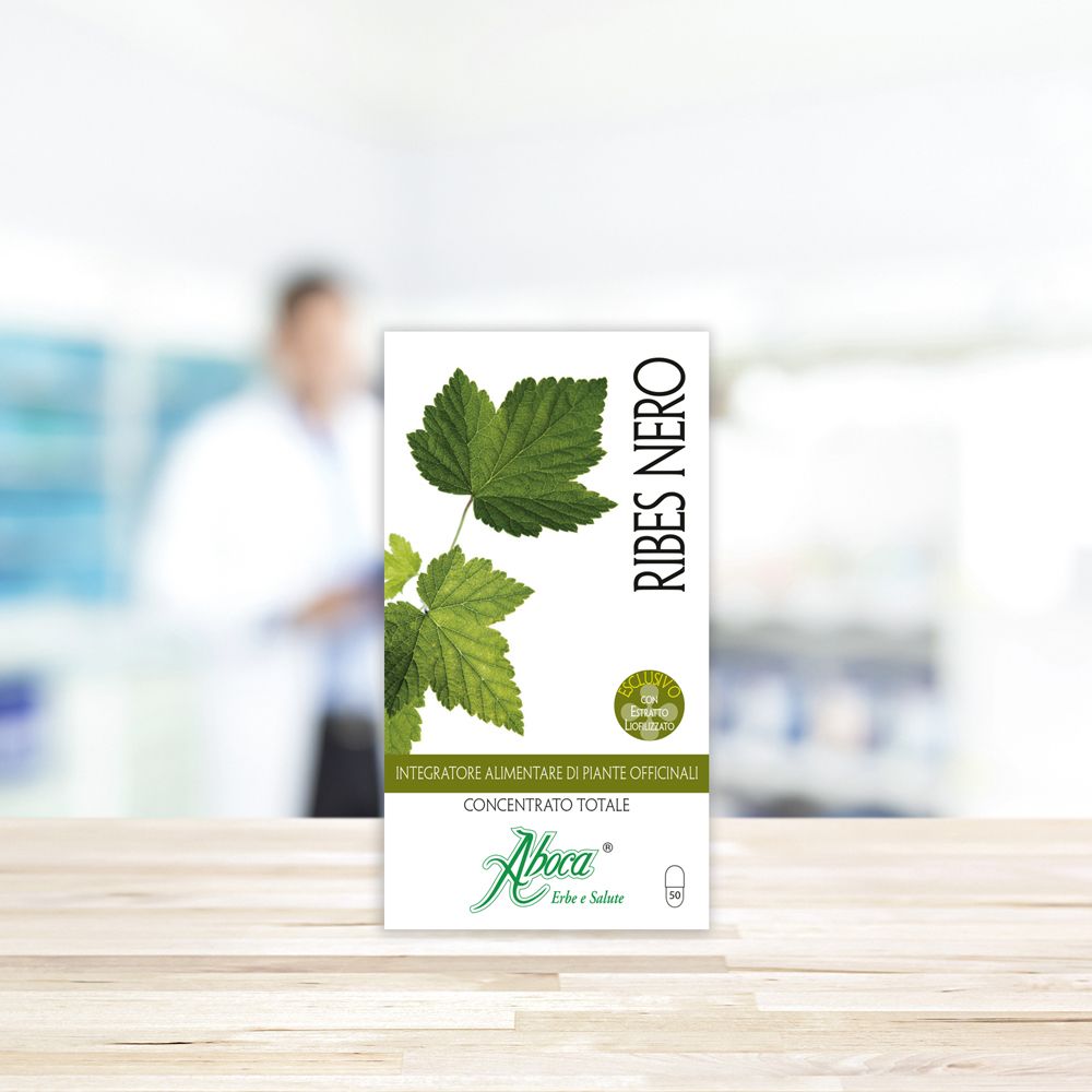 Emballage du produit avec étiquette Ribes Nero. Arrière-plan : personne floue.