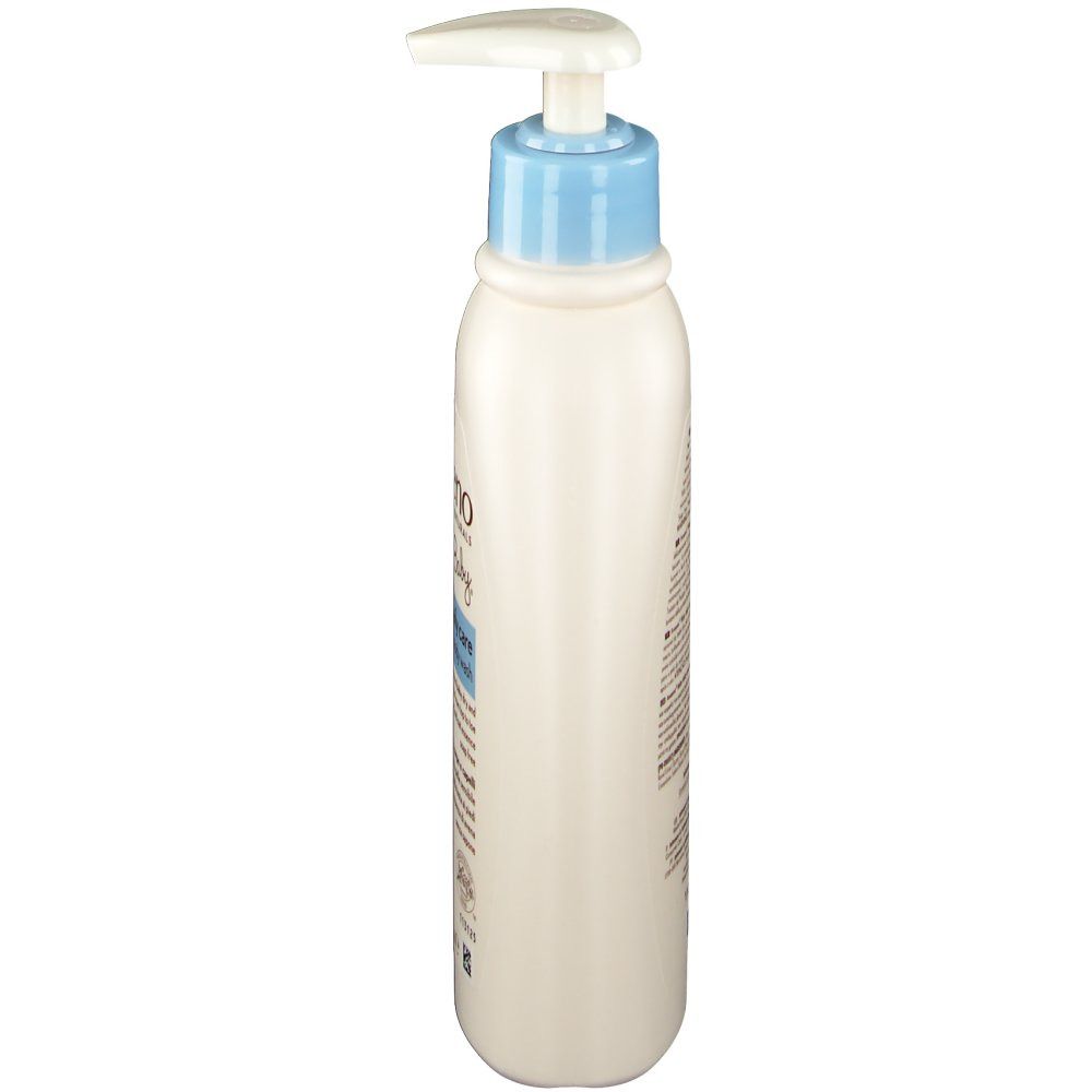 Weißliche Flasche mit blauem Pumpkopf. Seitenansicht. Aufschrift und Text. Produkt: Baby-Körper- und Haarbad.