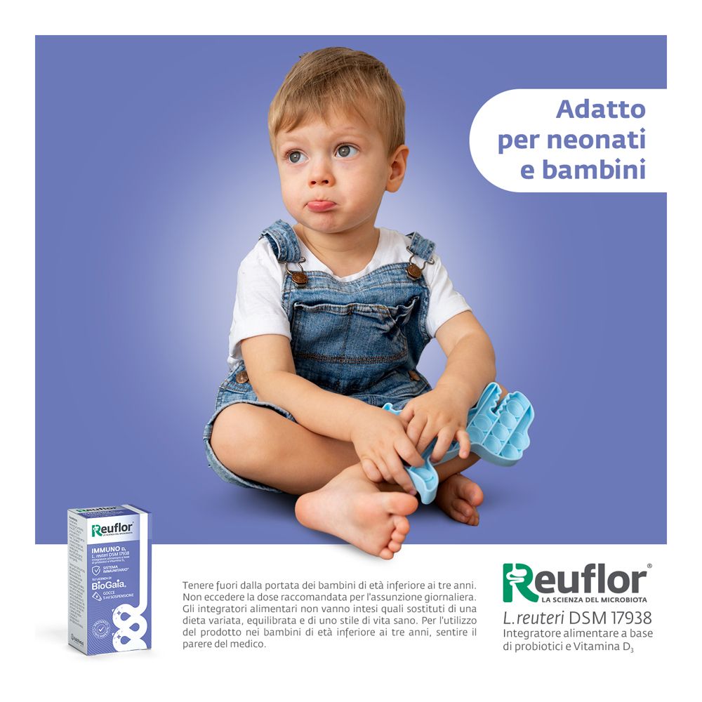 Reuflor D3 Gocce: Petit garçon assis par terre, avec emballage produit. Convient aux nouveau-nés et aux enfants.